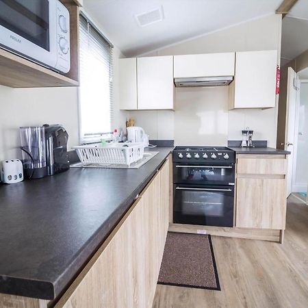 Lovely Caravan With Decking At Seawick Holiday Park In Essex Ref 27471Sw Clacton-on-Sea Zewnętrze zdjęcie
