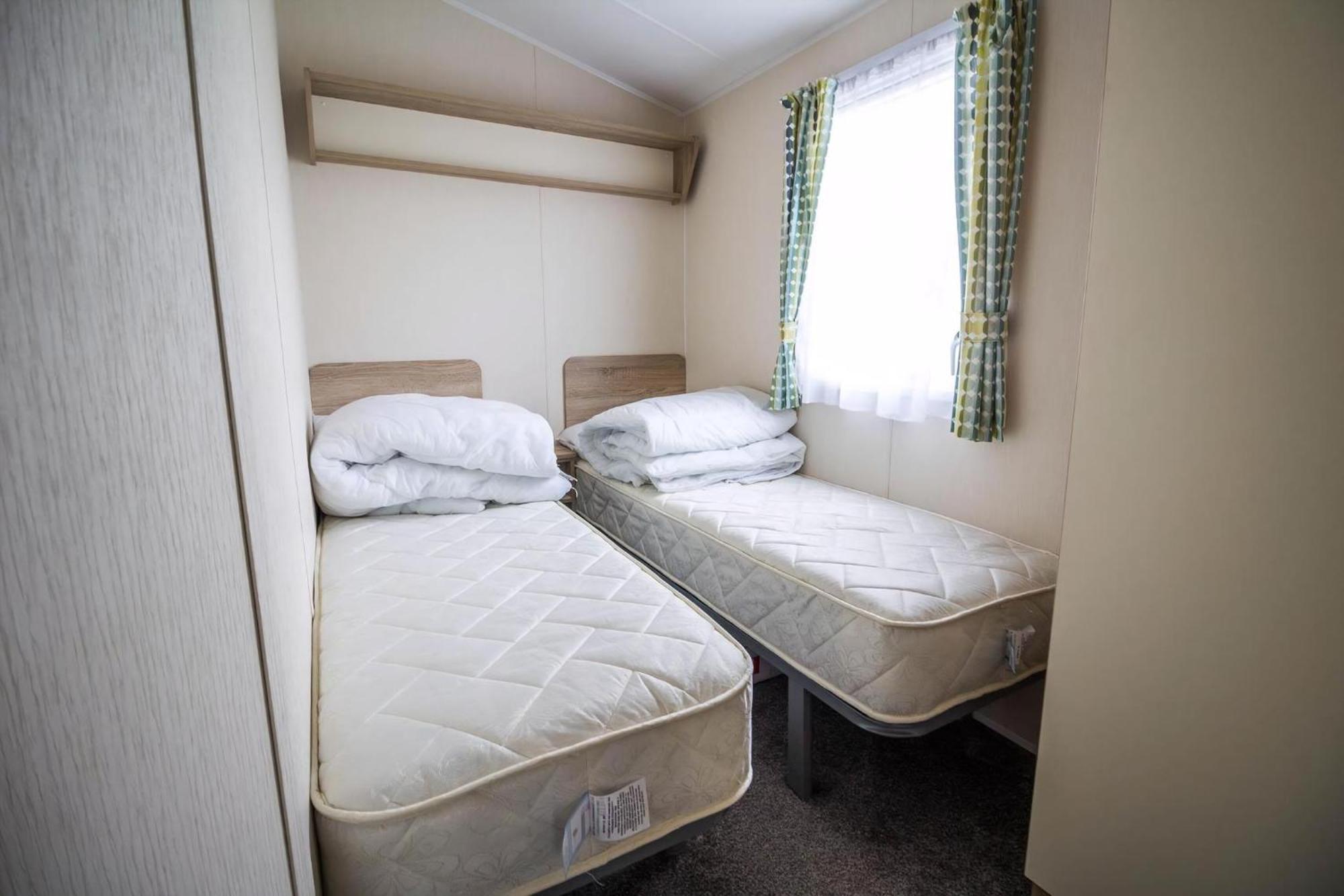 Lovely Caravan With Decking At Seawick Holiday Park In Essex Ref 27471Sw Clacton-on-Sea Zewnętrze zdjęcie