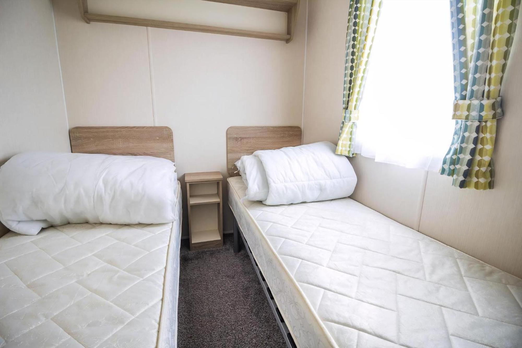 Lovely Caravan With Decking At Seawick Holiday Park In Essex Ref 27471Sw Clacton-on-Sea Zewnętrze zdjęcie