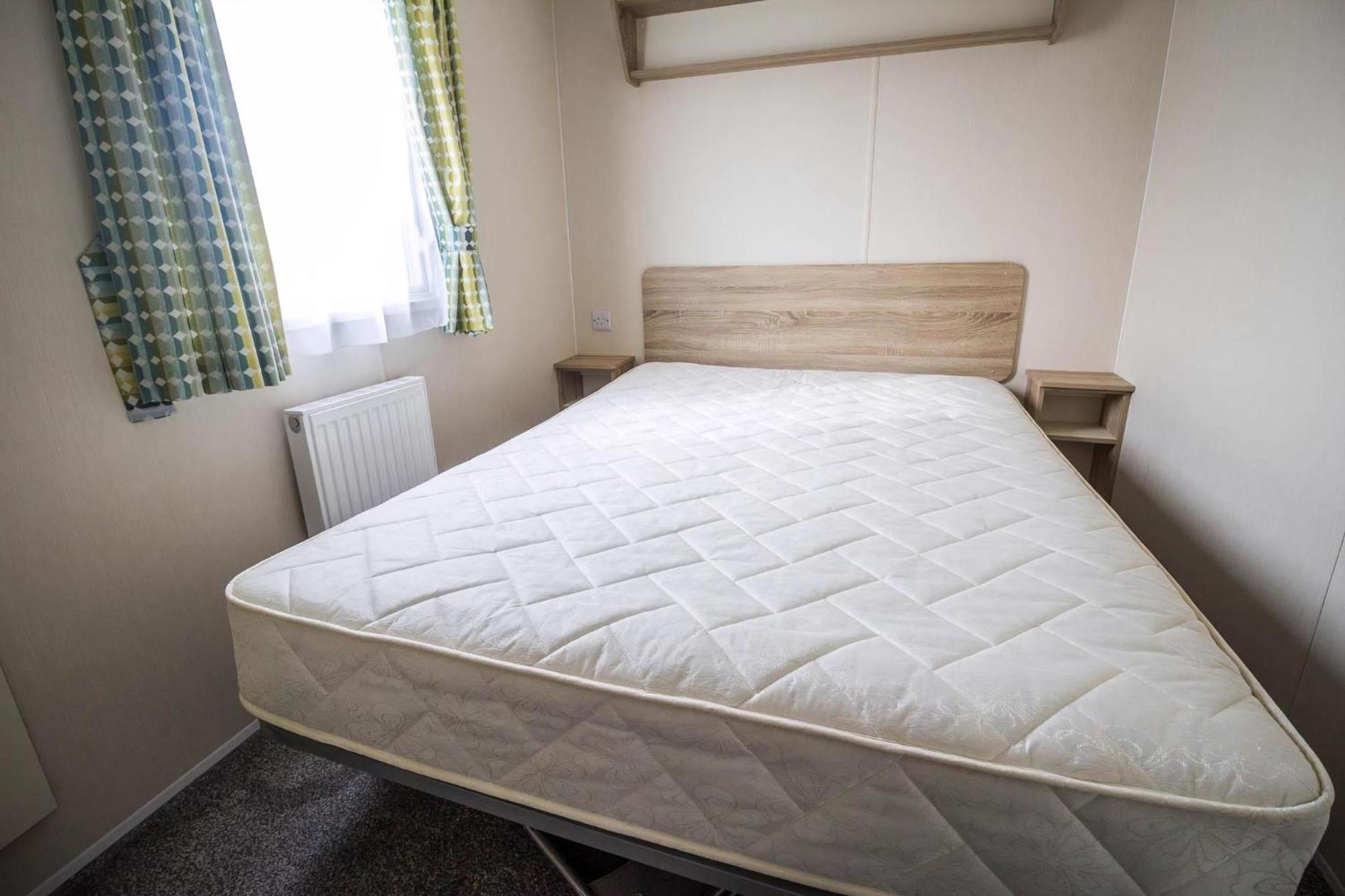 Lovely Caravan With Decking At Seawick Holiday Park In Essex Ref 27471Sw Clacton-on-Sea Zewnętrze zdjęcie