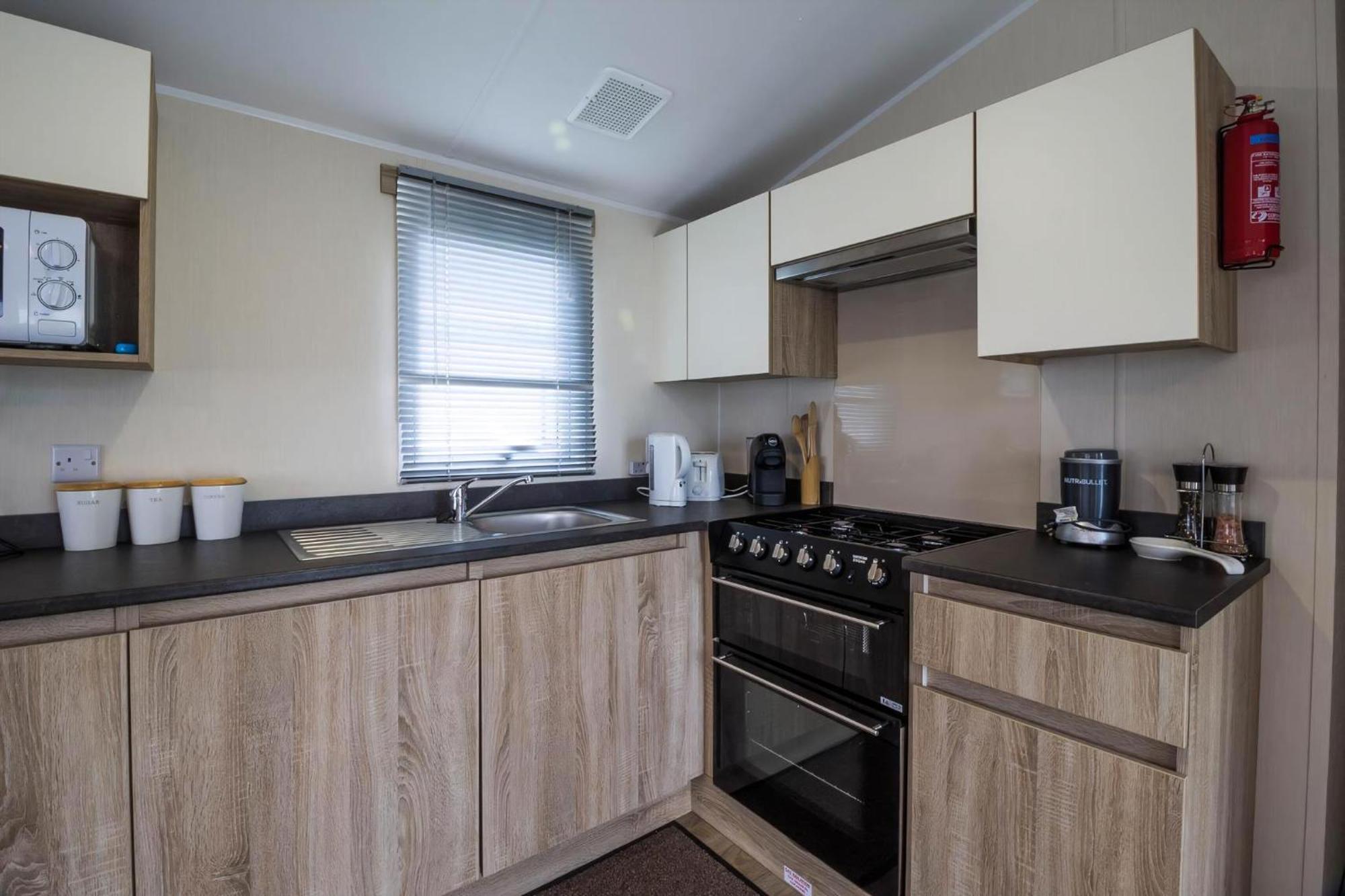 Lovely Caravan With Decking At Seawick Holiday Park In Essex Ref 27471Sw Clacton-on-Sea Zewnętrze zdjęcie