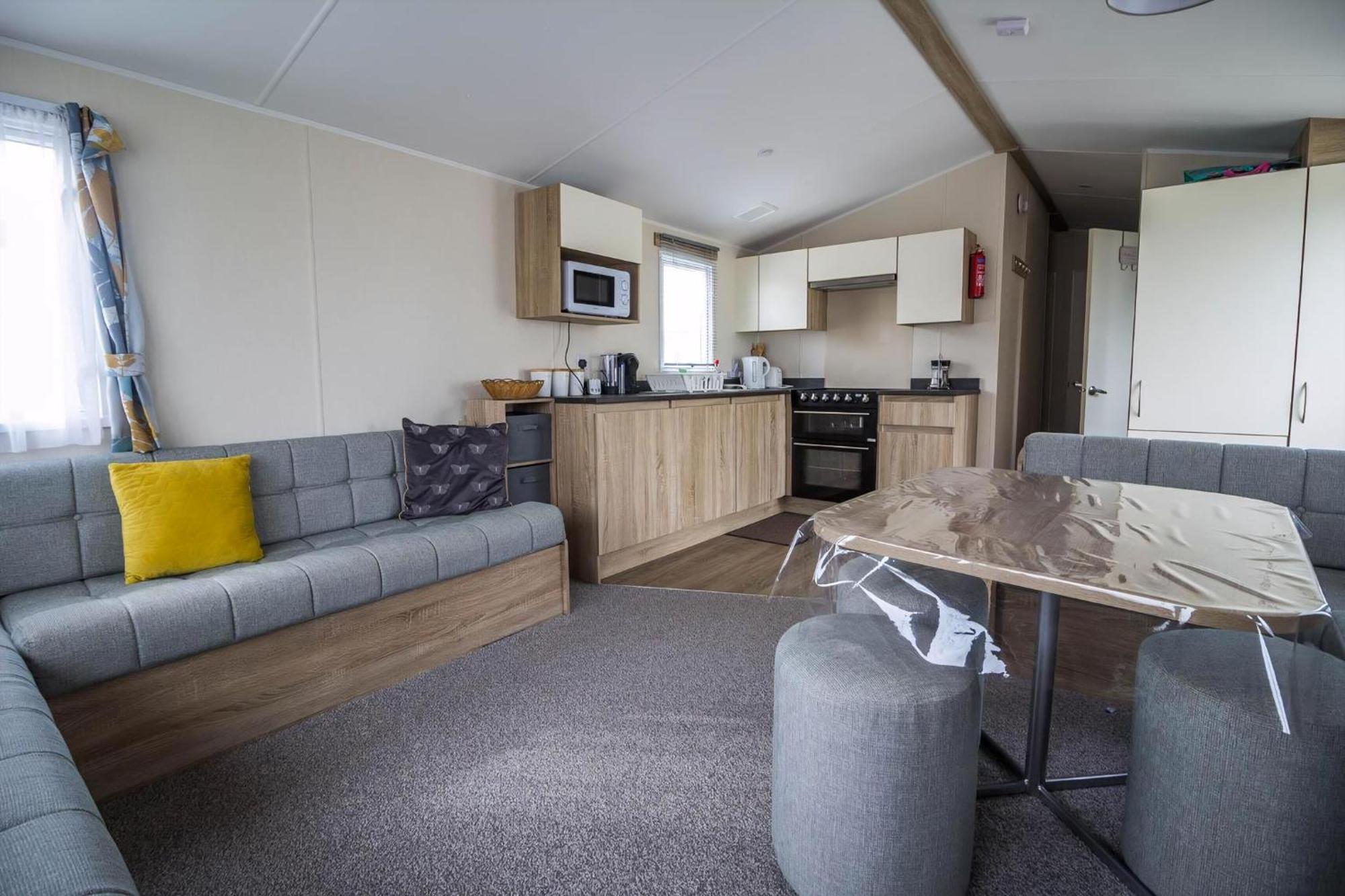 Lovely Caravan With Decking At Seawick Holiday Park In Essex Ref 27471Sw Clacton-on-Sea Zewnętrze zdjęcie