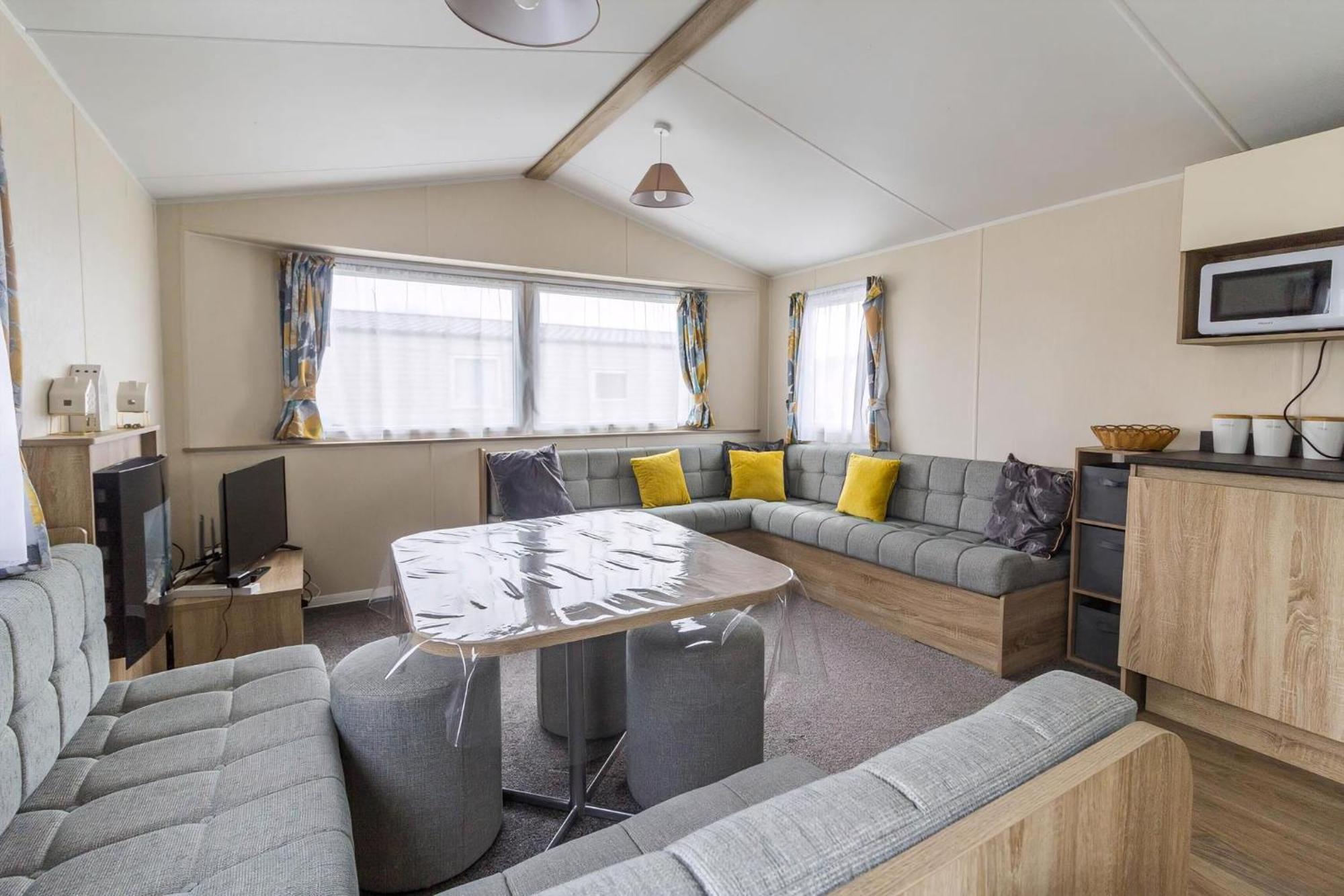 Lovely Caravan With Decking At Seawick Holiday Park In Essex Ref 27471Sw Clacton-on-Sea Zewnętrze zdjęcie