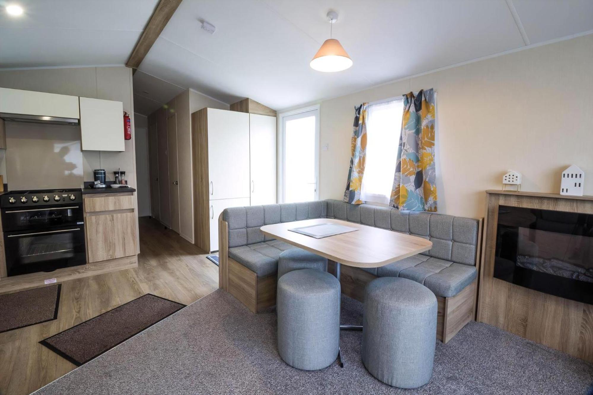 Lovely Caravan With Decking At Seawick Holiday Park In Essex Ref 27471Sw Clacton-on-Sea Zewnętrze zdjęcie