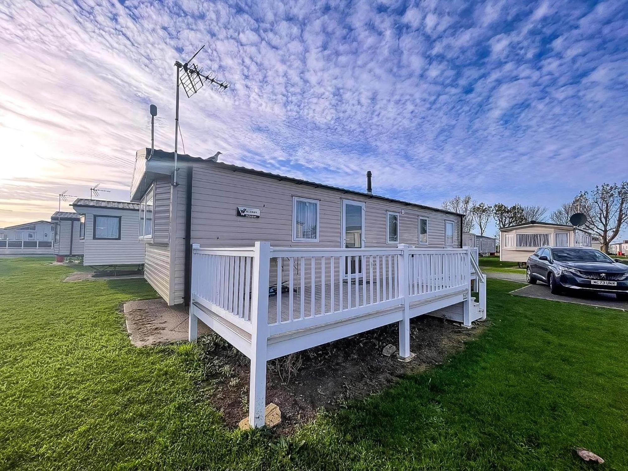 Lovely Caravan With Decking At Seawick Holiday Park In Essex Ref 27471Sw Clacton-on-Sea Zewnętrze zdjęcie